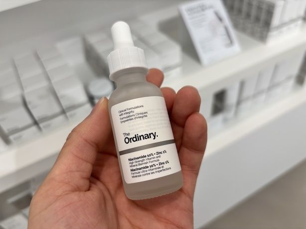 The Ordinaryのヒーローアイテム「N10＋Z1フェイスセラム」(1100円)。ナイアシンアミド(※1)10％＋亜鉛1％(※2)を配合。※1：整肌成分 ※2：PCA亜鉛(整肌成分)中の亜鉛に換算した値