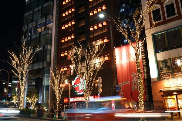 福岡・中洲の夜を光で包む！ツインツリー輝く「ナカス ヒカリノ アドベント」であい橋周辺で開催