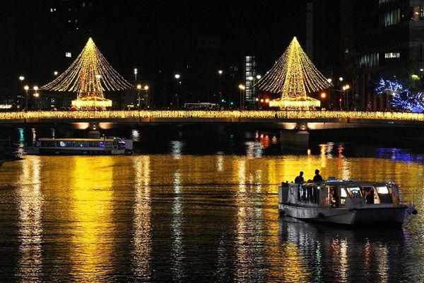 福岡・中洲の夜を光で包む！ツインツリー輝く「ナカス ヒカリノ アドベント」であい橋周辺で開催