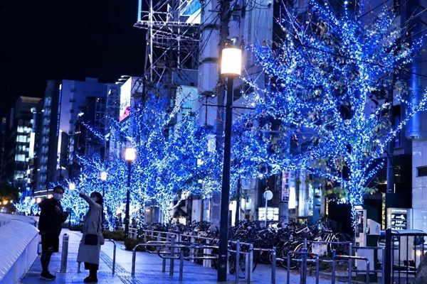 福岡・中洲の夜を光で包む！ツインツリー輝く「ナカス ヒカリノ アドベント」であい橋周辺で開催