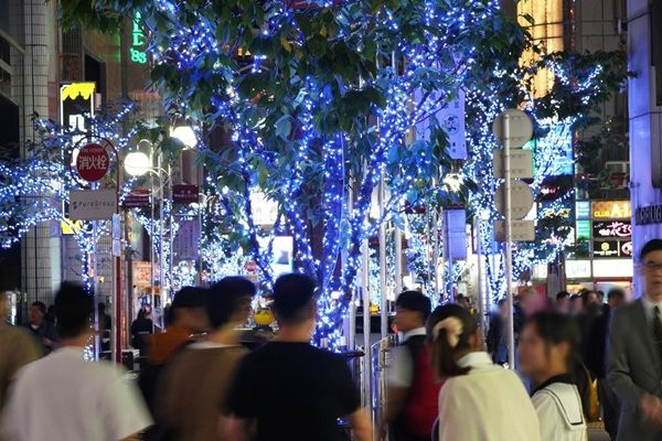 福岡・中洲の夜を光で包む！ツインツリー輝く「ナカス ヒカリノ アドベント」であい橋周辺で開催