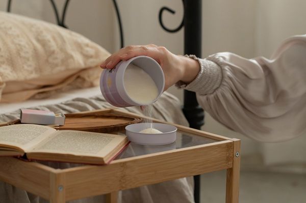 自分のための時間にアロマキャンドルを。好きな器にさらさらのロウをそそいで楽しむ「サラサラリ」新発売