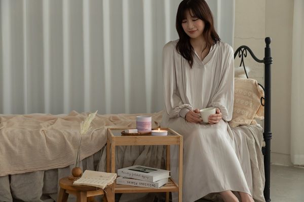 自分のための時間にアロマキャンドルを。好きな器にさらさらのロウをそそいで楽しむ「サラサラリ」新発売