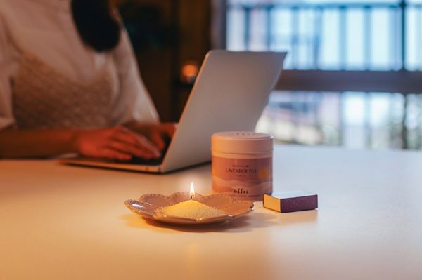 自分のための時間にアロマキャンドルを。好きな器にさらさらのロウをそそいで楽しむ「サラサラリ」新発売