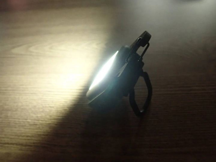 ダイソー：充電式COBライト