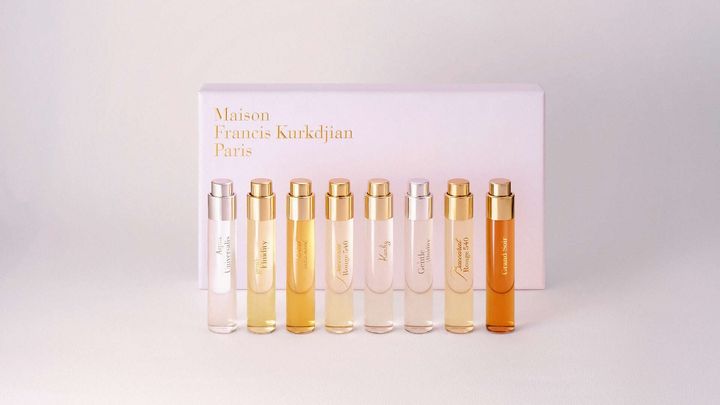 箱の前に8本を並べたフレグランス ワードローブ エッセンシャルズ