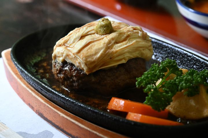 「妙月坊」たっぷり生湯波を添えたビーフハンバーグ