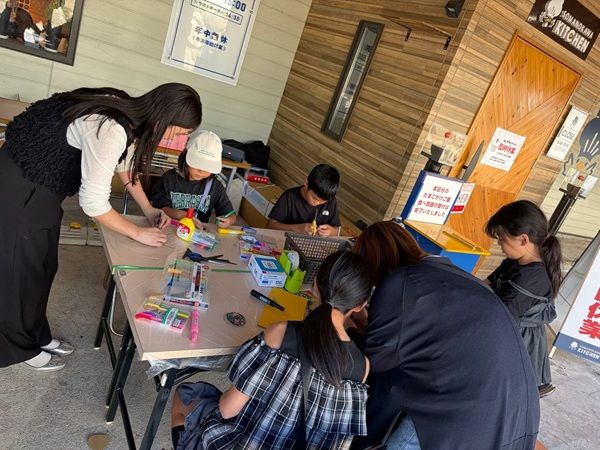 そまのかわファームで開催されたイベントに、高木包装が段ボール製造の端材を活用した工作キットSDKidsのブースを出展