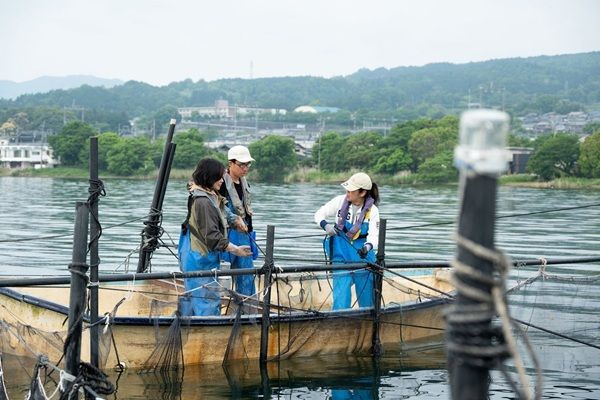 旅する画家・綾海さんの個展「廃材から描く展2026」が渋谷で開催！日本各地で集めた廃材を絵の具に変えて作品に