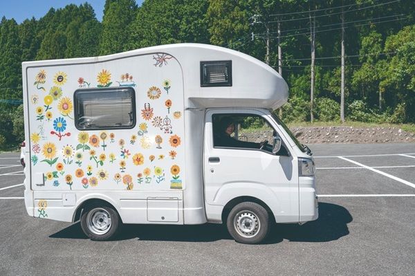 旅する画家・綾海さんの個展「廃材から描く展2026」が渋谷で開催！日本各地で集めた廃材を絵の具に変えて作品に