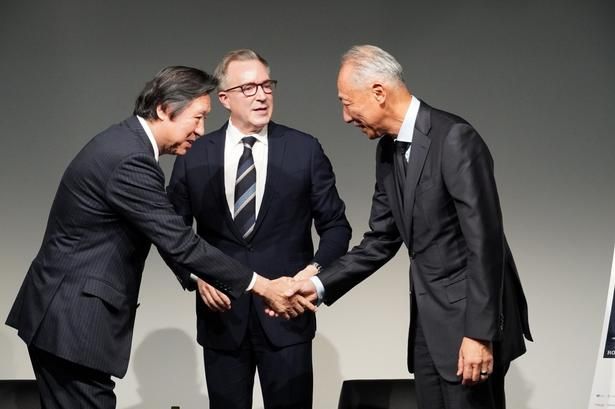 【写真を見る】すっかり意気投合し、握手し合う3人