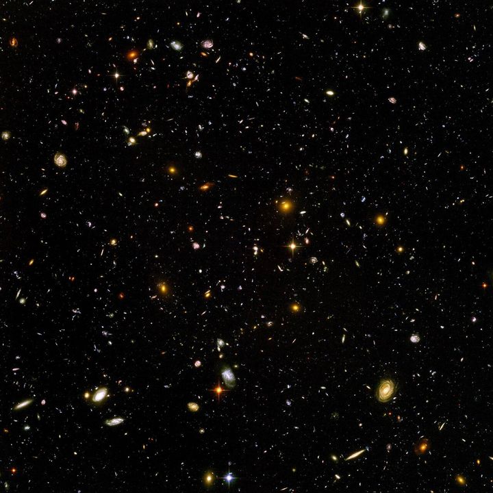 ろ座にある空の小さな一角を、ハッブル宇宙望遠鏡が2003年9月3日から撮りためたデータを重ねて作った画像です。