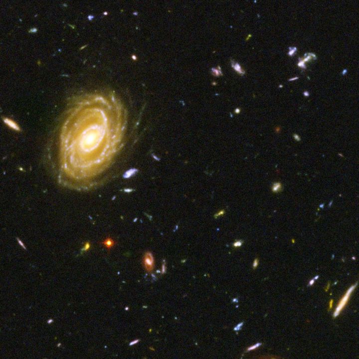 ハッブル・ウルトラ・ディープ・フィールドの一部を切り出した画像です。この一角は、宇宙をとびきり深く撮った写真がそろっている場所として知られています。
