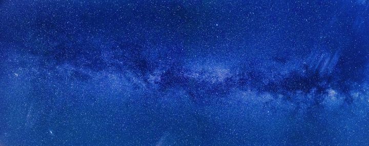 夜空を横切る天の川を写した写真です。