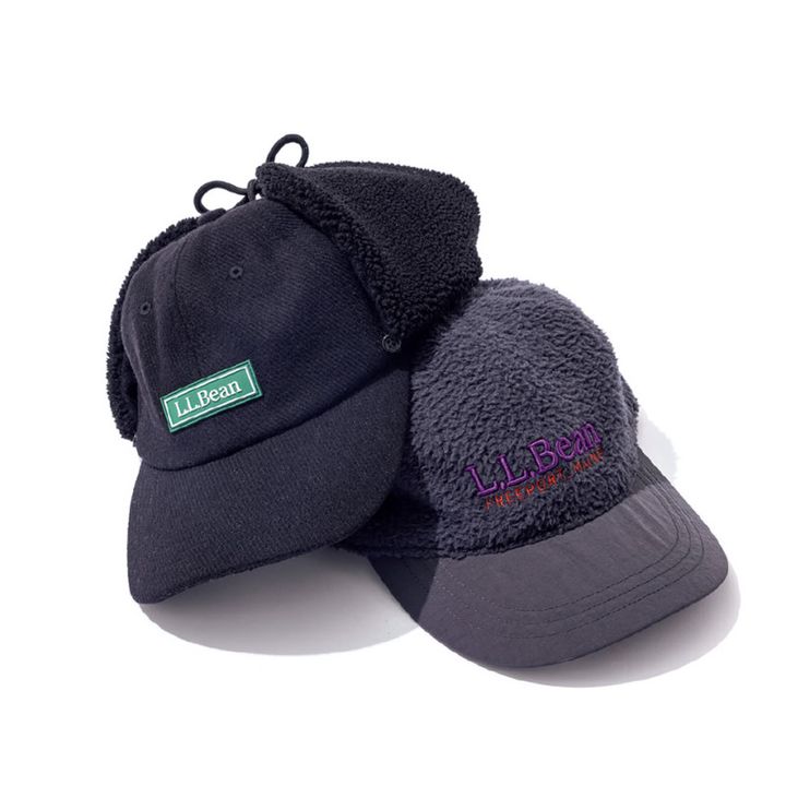 ボリュームのあるボアフリース素材。キャップ（右）￥5,500、フラップが着脱可能な2WAY。キャップ（左）￥6,600