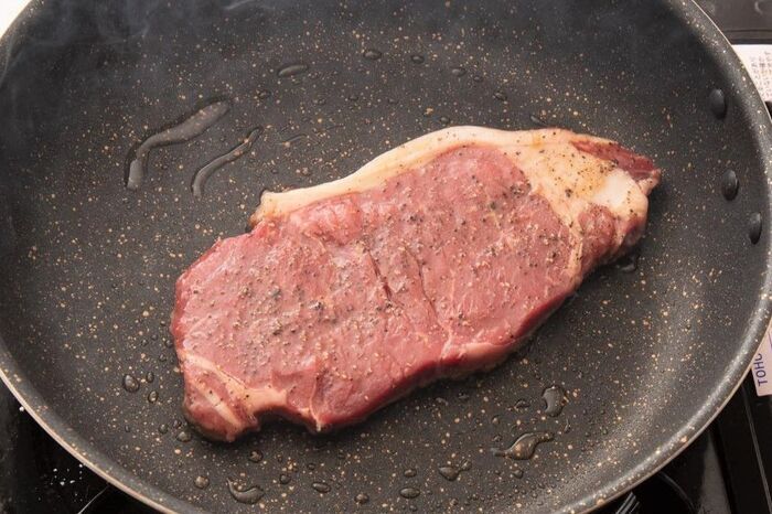 パスタ世界一シェフが教える「小さじ2杯かけるだけで、安い肉が熟成肉の味わいになる裏ワザ」がすごい！