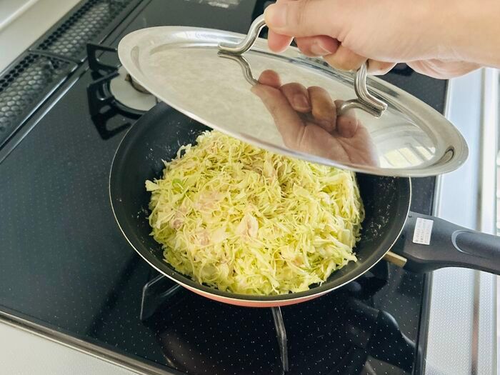 袋入り「千切りキャベツ」でメインおかずができちゃった！洗い物ほぼゼロでラクチン＆簡単すぎる～！