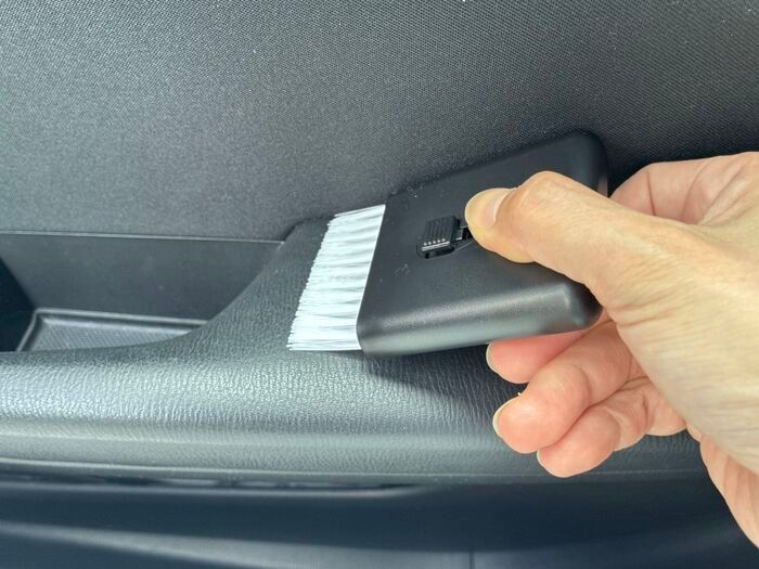 【セリア】車の中だけで使うの、もったいない！スライド式の『超コンパクトお掃除アイテム』が想像以上に便利でした♡