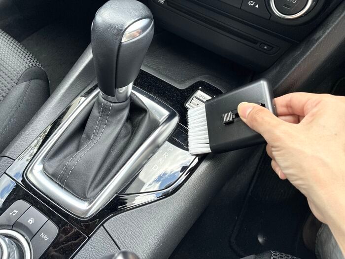 【セリア】車の中だけで使うの、もったいない！スライド式の『超コンパクトお掃除アイテム』が想像以上に便利でした♡
