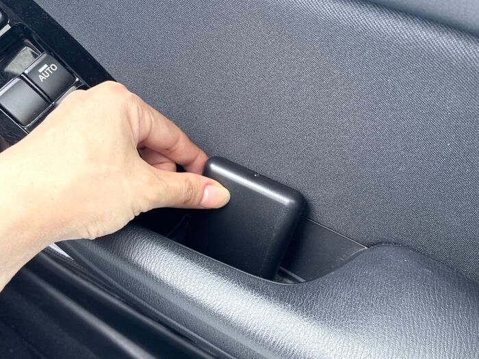 【セリア】車の中だけで使うの、もったいない！スライド式の『超コンパクトお掃除アイテム』が想像以上に便利でした♡