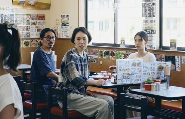 マンガ家アシスタントの土屋＆山田、編集部の潮田は3人でマンガ作りに挑む [c]2026「見上げてごらん」製作委員会