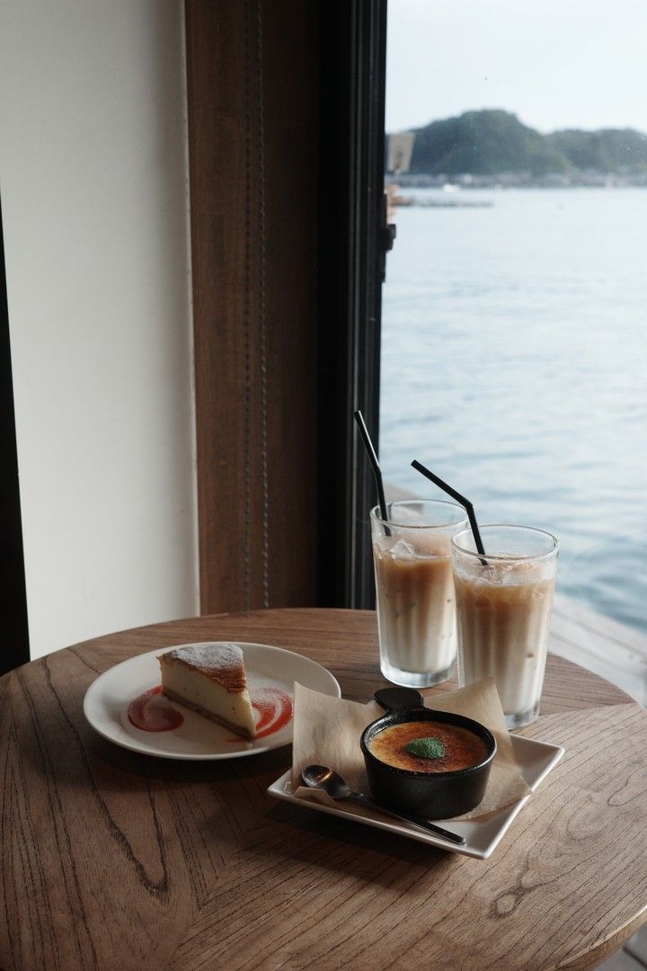 伊根のINE CAFEで海を眺めながら食べたケーキとドリンク