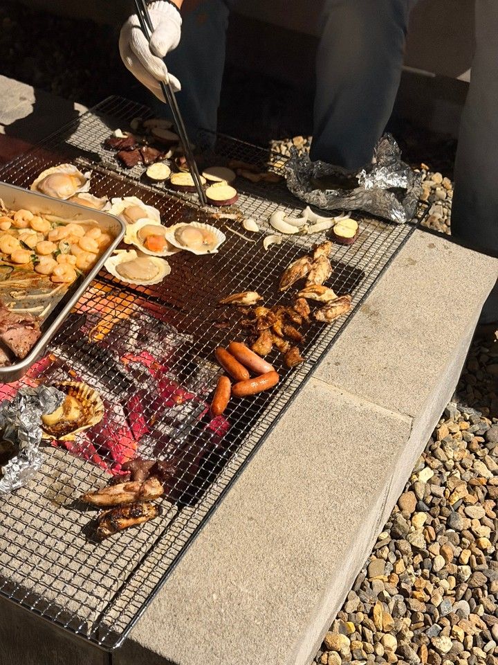 torch amano-hashidateのテラスでBBQをする様子