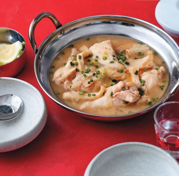 【肌のうるおいにも！】コラーゲンたっぷり♡鶏手羽元で作る「タッカンマリ風スープ」の作り方。