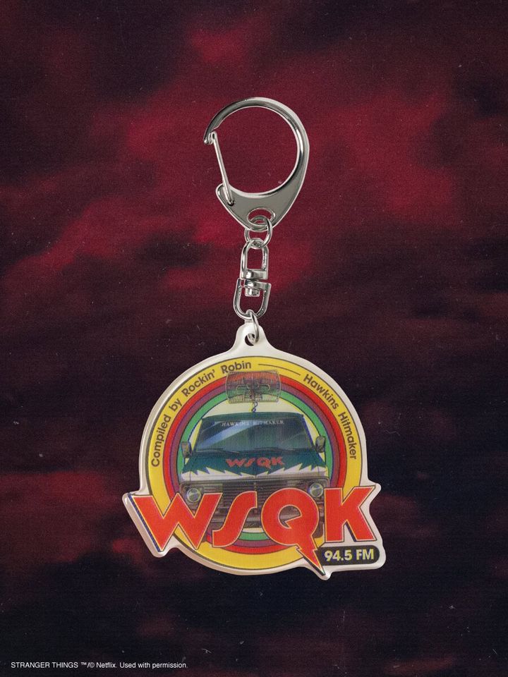 「WSQK」のラジオカーをかたどったアクリルキーホルダー。裏面には10周年アニバーサリーロゴを刻み、夜のホーキンスを走る車影を思わせる仕上がりに。