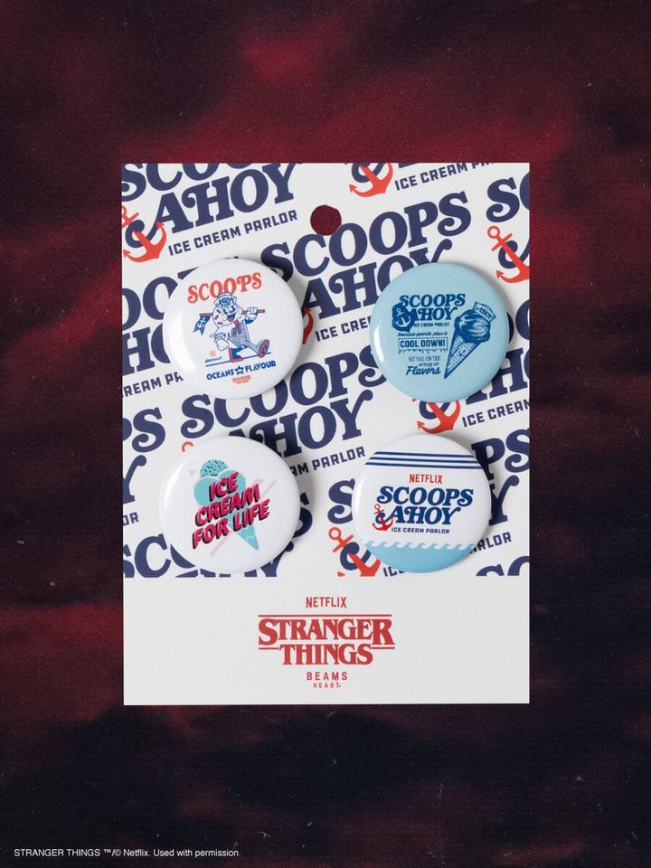 「スクープ・アホイ」のキャラクターやロゴを集めた缶バッジ4個セット。カラフルなアイスクリームショップの雰囲気を手軽に取り入れられる。