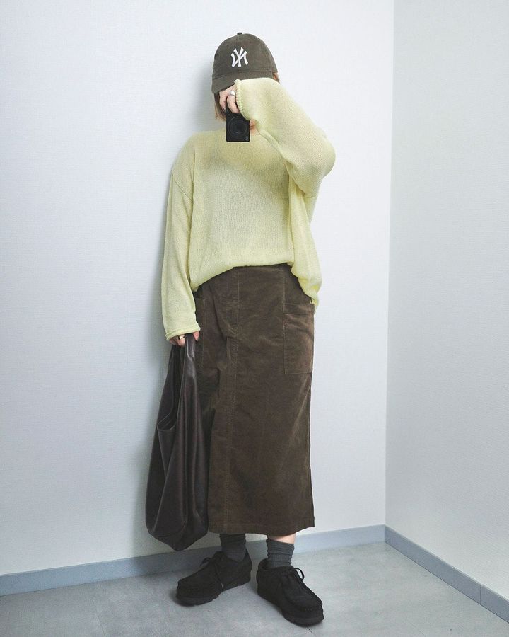 無印良品のコーデュロイスカートは、腰から裾にかけてまっすぐなシルエットで足のラインをカバーしてくれる優れもの