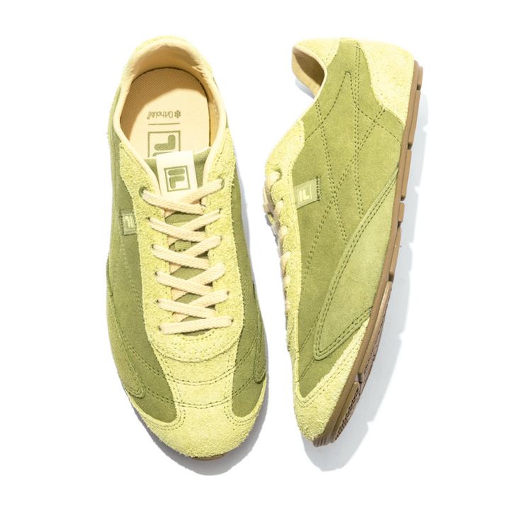 薄底 スニーカー カラー FILA FILA RITMO SLEEK LX グリーンの配色と表情の異なるスエードの組み合わせが素敵。1万4300円（フィラ／フィラ カスタマーセンター）