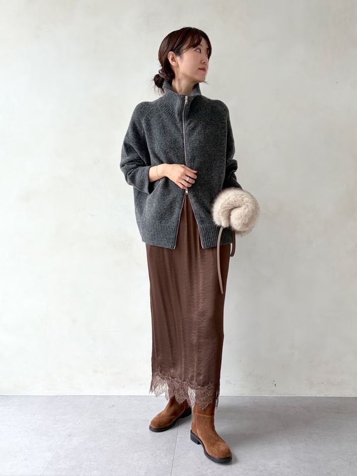 ニット素材のジップブルゾンで、スポーティーな抜け感をプラス 出典：WEAR