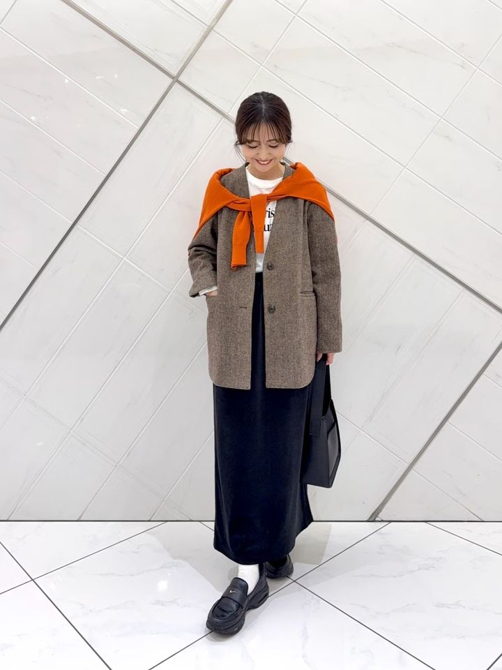 ツイードジャケット×オレンジニットの肩巻きがアクセントに 出典：WEAR