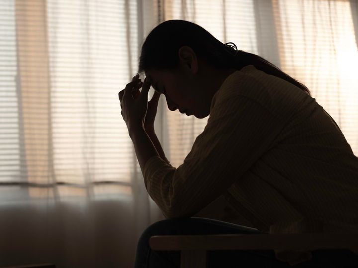 【精神科医が解説】日が短くなると気分が沈むのは、「寒さのせい」「気合の問題」ではありません。日照不足が関わる「冬季うつ病」の可能性があります。日の短さとメンタルの意外な関係と、対策法をご紹介します。（※画像：Shutterstock.com）