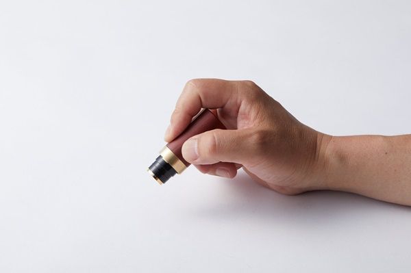 いつものネーム印に高級感をプラスする64チタンと天然木の外装ジャケット4種先行発売！名入れ刻印にも対応
