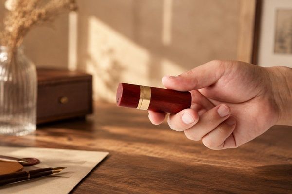 いつものネーム印に高級感をプラスする64チタンと天然木の外装ジャケット4種先行発売！名入れ刻印にも対応