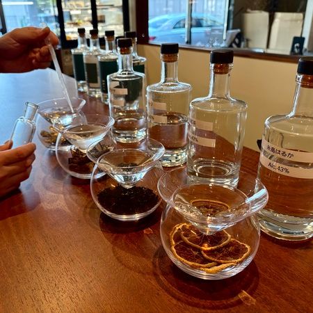 福岡の素材の魅力に触れ自分だけのジンを造る、リトルフラワー蒸留所の「ブレンド体験」