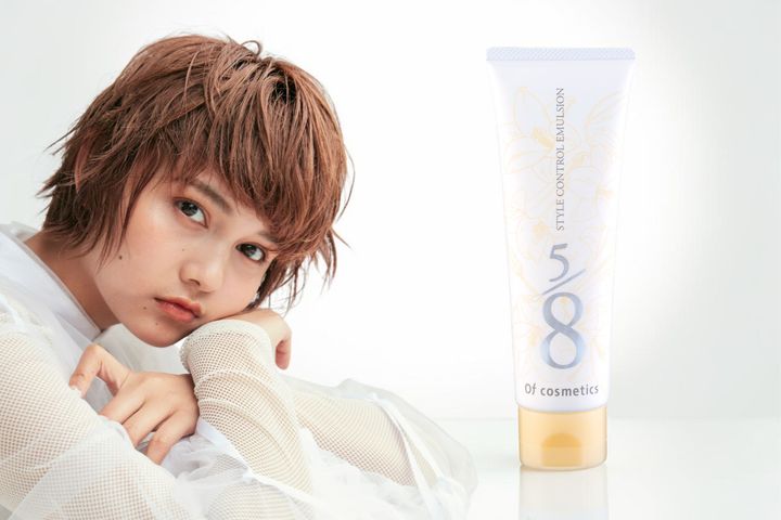 ショートヘアのモデルとスタイルコントロールエマルジョン・5／8のチューブ