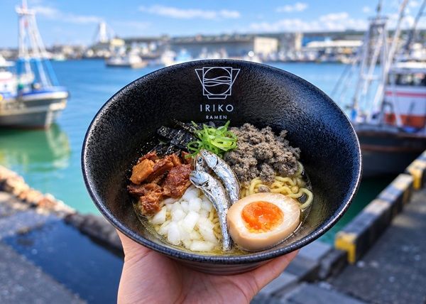 大阪の海の恵みを味わえるラーメン店「IRIKO」が岸和田に誕生！煮干しの旨味を引き出した出汁は動物性の油不使用