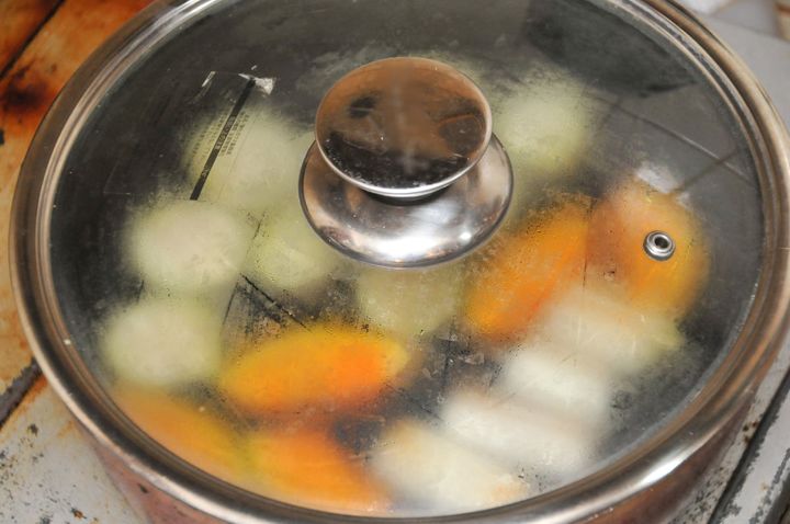 フライパンのサイズに合わないガラスぶたを使うリスクとは？（画像はイメージ）