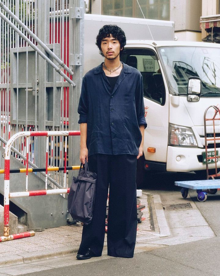 【30代スナップ＠下北沢】濃淡のグラデーションが絶妙なオールネイビーコーデ