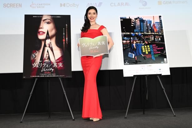 【写真を見る】“日本のアン”として登壇したアン ミカ、劇中のアン・ハサウェイを彷彿する赤いドレスで登場！