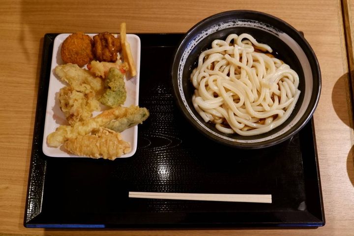 うどんと自分で取った天ぷら