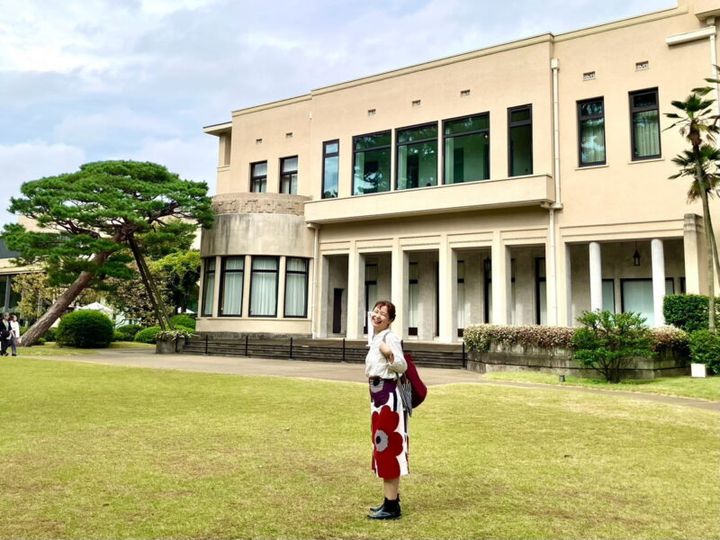 存在感のあるウニッコ柄スカートも、落ち着いた色味でシックに。トップスはシンプルにしてまとまりよく。