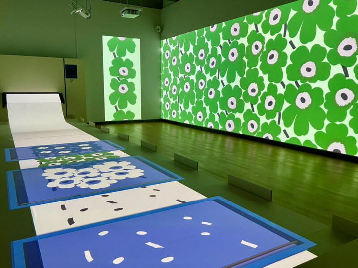 モダンな新館では、真っ白な生地に鮮やかな模様がプリントされていく工場の様子を再現した、映像インスタレーションを展示