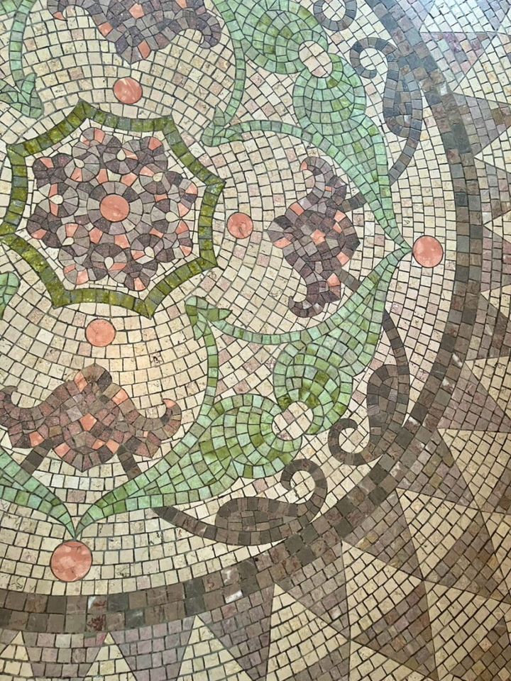 緑豊かな港区白金台の庭園美術館。一歩入ると、アール・デコ様式のタイルや照明、壁の模様、階段の手すり、窓ガラスや天井の装飾など、非日常が味わえます