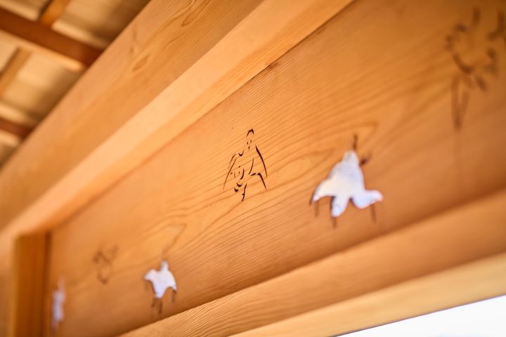 浜千鳥の透かし彫りを施した、繊細な欄間板