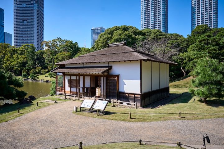 白い漆喰壁が印象的な、数寄屋風の「燕の御茶屋」