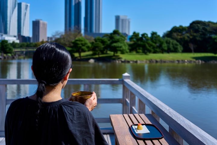 水辺の景色を間近に眺められる、テラスの席